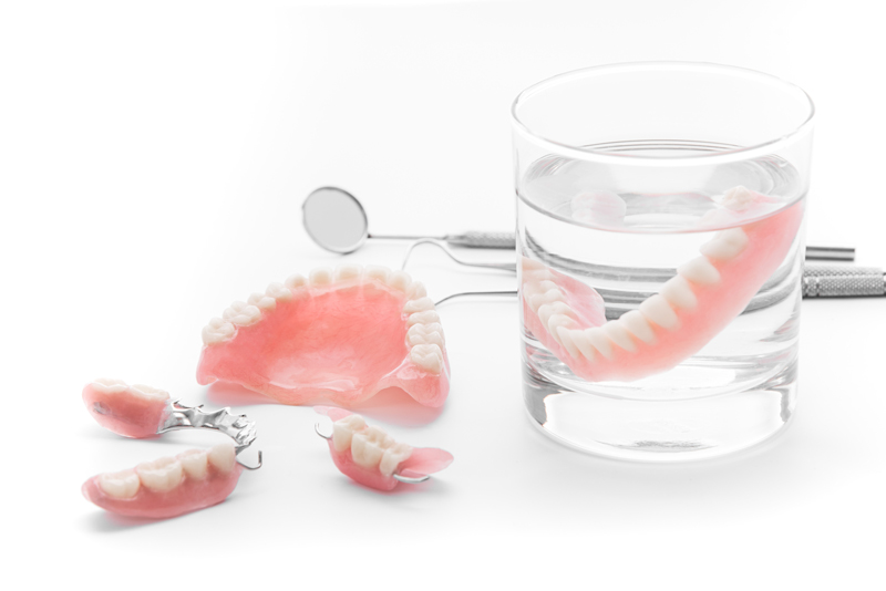 Zahnprothese im Glas
